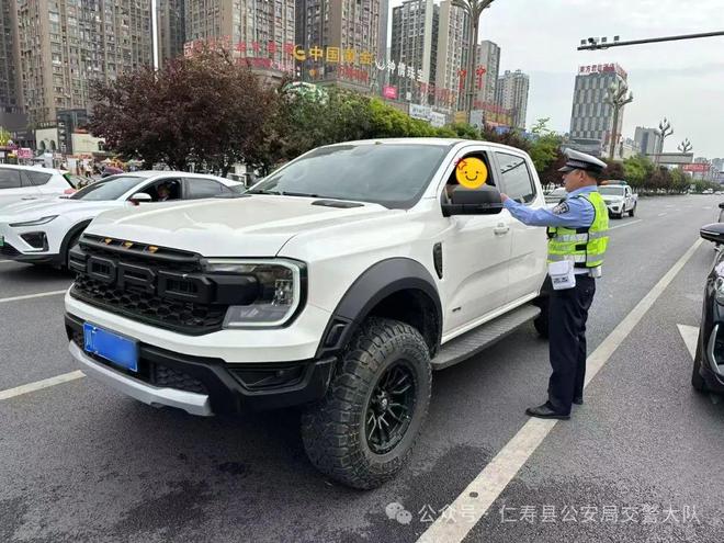 非法改装！眉山一辆皮卡车违法改装遭了